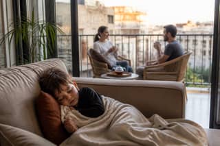 Familia descansando en casa un sábado tranquilo tras la primera semana de adaptación en la guardería