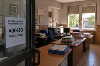 Secretaría de escuela infantil con aviso de cierre por vacaciones de verano y festivo del 15 de agosto