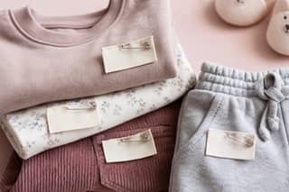 Ropa infantil con etiquetas de nombre preparada para la guardería