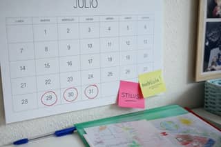 Calendario de julio con fechas señaladas para matrícula escolar y documentación de escuela infantil