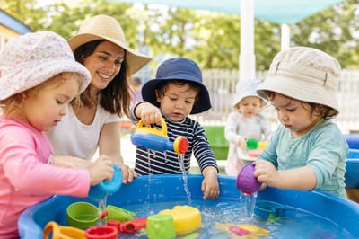 Colonias y escuelas de verano para niños de 1 a 3 años: qué buscar y cómo encajarlas con la guardería