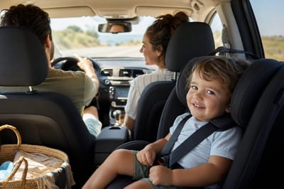 Viajes con niños de 1 a 3 años: coche, avión y qué avisar a la guardería antes de julio