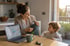 25 de agosto: cómo compatibilizar trabajo y adaptación en la guardería — permisos, teletrabajo y plan B con familia (guía 2026-2027)