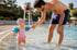 Piscina y playa con niños de 1 a 3 años: supervisión constante, protección solar y qué avisar a la guardería
